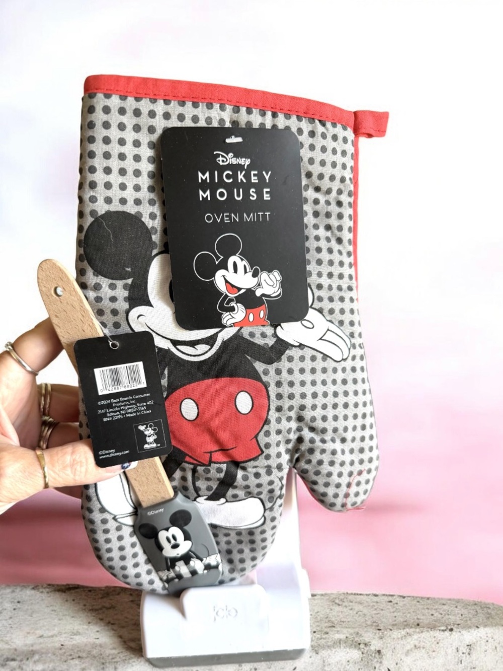 Disney Mickey Mouse 2pc set
Black & white Oven Mitt with silicone spatula NWT